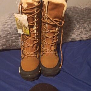 Bear paw size 5 brownish /tan